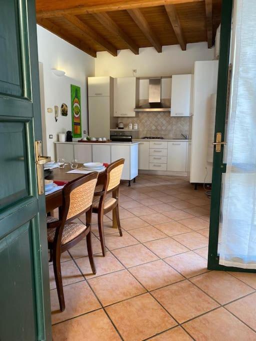 La Casa Nel Borgo Leilighet Angera Eksteriør bilde